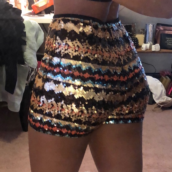 bebe Pants - High waist Sequin Bebe shorts 🛍🥂🌸 HOST PICK